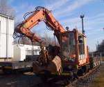 SVP-74 Spezialschienenfahrzeug für den universellen Einsatz konzipiert (zB Entfernen Schwellen, Schneiden von Gras, Fegen, Laden-Greifer, Bagger) in Kralupy nad Vltavou am 8.3.2015.