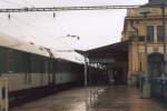 Das Gleis 1 mit einem IC Richtung Cheb hl.nl im Bahnhof von Ceske Budejovice am 2. Januar 2003