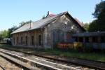 Der Lokschuppen des Bahnhofs Krimov an der Strecke Weipert (Vejprty) Komotau (Chomotov) am 10.06.09. Er beherbergt ein kleines Eisenbahnmuseum.