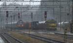 Ein Wolkenbruch mit Hagel in Kralupy behindert zwar den Fotografen, aber nicht die Parallelausfahrt zweier Güterzüge.