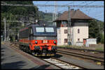 DS Cargo 385003-3 stand am 6.9.2021 abgestellt am nördlichen Stellwerk Decin Hlavni Nadrazi.
Meines Wissens handelt es sich bei dieser Lok um eine ehemalige Belgierin der Baureihe 27 der SNCB, die für DS Cargo in der Slowakei modifiziert wurde.
