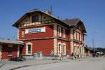 Vorplatzansicht des Bahnhof Jindrichuv Hradec am 05.August 2018.