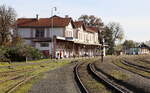 Das EG von Kladno, bahnseitig. 12.11.2022, 12:05 Uhr. Fotografenstandort auf dem
aktuell nichgt genutzen Bahnsteig 1.