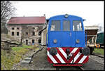 Am Bahnhof Krimov am 17.4.2023 an der Strecke Chomutov - Vejperty. Dort befindet sich ein altes BW, welches heute offensichtlich einer Gruppe von Eisenbahn Enthusiasten als Basis dient. Als einzig sichtbar fahrbereites Fahrzeug stand diese ehemalige CSD Diesellok 7014202 bzw.T 2110120 im Freibereich. Im Hintergrund ist das mächtige Hauptgebäude der ehemaligen BW Anlage zu sehen. Wie man erkennen kann, gibt es noch viel für die dortigen Eisenbahnfreunde zu tun.