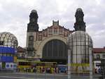 Eingang zum Haupbahnhof Prag (tschechisch: hladvi nadrazi)! Man kann ber eine Treppe hinunter unter der Strae durch, oder auch durch das Gebude! Leider hab ich keine Fotos vom Bahnhof innen