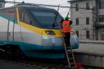 Fr guten Durchblick: Fensterputzen am Pendolino 681 003  unmittelbar vor der Abfahrt in Praha hlavn ndraz.