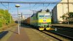 die 163 010-2 fhrt mit einem langen Containerzug am 02.10.12 bei herrlichem Sonnenschein durch den Bahnhof Praha - Ndrazi Holesovice
