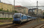 1216 250 hat mit dem RJ 72 aus Graz am 15.06.16 den Hbf Prag erreicht und schiebt nun seine Garnitur in die Abstellanlage Praha-Vrsovice.