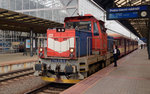 714 218 wartet mit der Os 9011 nach Cercany am 15.06.16 im Hbf Prag auf die Abfahrt.