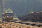 Mit merklicher Verspätung läuft hier 914 099-7 in Kamenne Zehrovice ein und wird den Fotografen nach Luzna u Rakovnika bringen. Es liegt noch ein deutlicher Frühnebel über den Gleisen.26.08.2017 09:08 Uhr, die reguläre Abfahrtszeit war 08:53 Uhr.
Rechts im Bild befinden sich zahlreiche abgestellte Güterwagen.