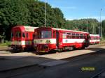 Triebwagen 810 425 und 843 008 machen im Bahnhof Tanvald eine Pause.
