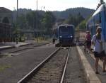 Zugkreuzung in Jablonec nad Nisou. IDOL 16214 gebildet durch den TW 840 003-8 aus Korenov kreuzt IDOL 16211  nach Harrachow, zahlreiche Radfahrer steigen ein.
01.08.2014 08:58 Uhr