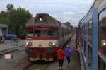 854 2015-1 Ivanka kommt genau an der dafür vorgesehen Tafel im Bahnhof Ceska Skalice 
zum Halten. 10.10.2015  14:32 Uhr.