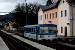 In Klasterc nad Ohri wird ein TW der Reihe 813 vom Schnellzug  Cheb-Praha überholt.