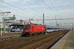 1216 226 schiebt am 25.01.2018 Railjet 72 aus dem Bahnhof Breclav.