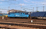 Containerzug durchfährt den Bahnhof Breclav. Das Foto wurde vom Bahnsteig aus aufgenommen. Breclav, 12.6.2023