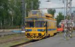 Der Turmtriebwagen MVTV 2 - 018 (439 057)stand am 19.06.18 im Bahnhof Cheb für Arbeiten bereit.