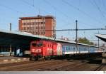 Am 3. Oktober 2013 erreicht die mit Vollwerbung fr  EURO  fahrende 362 086-1 mit einem Reisezug den Bahnhof Cheb (Eger) / Tschechei.