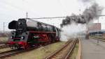 01 0509-8 und 35 1097-1 beschleunigen mit viel Dampf am 05.04.2014 den DPE 95971 aus dem Bahnhof Cheb heraus weiter in Richtung Karlovy Vary.