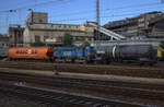 Bunter Kurzzug mit einer Diesellok aus der Slowakei. 740 541-8 flankiert von einem Kesselwagen und einem Großraum Selbstentlader.Usti nad Labem Streckov, 10.06.2017 19:22 Uhr.