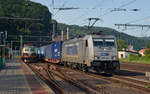 386 006 der Metrans passiert mit einem Containerzug Richtung Usti nad Labem am 14.06.19 den Bahnhof Decin.