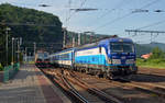 193 294 erreicht mit dem EC 177 nach Prag am 14.06.19 den Bahnhof Decin.