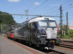 Vectron 383 061 (91 54 7383 061-9 CZ-LTEU) von EP Cargo wartet gemeinsam mit 140 094 (CZ IDSC 91 54 7 140 094-4) von ids-cargo auf neuen Einsatz; Děčín hl.n (Tetschen-Bodenbach Hbf.) Decin, 10.07.2019

