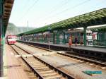 Der Bahnhof Decin am Hausbahnsteig. Im Hintergrung ein Triebwagen der Baureihe 810.