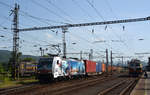 386 020 der Metrans schlängelte sich am 12.06.19 mit einem Containerzug durch den Bahnhof Decin Richtung Deutschland.