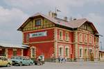 21. Mai 1993, Tschechien, der Bahnhof Jindrichuv Hradec von der Straßenseite.