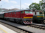 In frischem Lack und mit altem CSD Anstrich glänzt T478 2 069 am 23.6.2017 am Koliner Bahnhof. Die Lok steht in einer kleinen Gruppe historischer Fahrzeuge auf zwei Abstellgleisen südlich von Bahnsteig 1a. Am Haken der Lok hängen drei alte CSD Wagen (zwei Liege-/Schlafwagen und ein Gepäckwagen), auf dem Gleis dahinter stehen die ebenfalls fotografierte T334, ein Güterzugbegleitwagen im CSD Anstrich und eine BR 141.