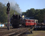 354 195 bespannt hier Triebwagen Zug, bestehend aus Hektor, einem Beiwagen  und dem TW der Baureihe 152 002. Sicher  nur als Fotogag, denn 152 002 wurde für einen mit Motorschaden (?) auscheidendenden Hektor in den Zug eingestellt. 21.09.2019 10:33 Uhr.