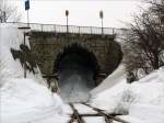 Hier haben wohl die von Westen (Deutschland) kommenden Schneefälle die Unterführung zugeweht, möglich ist auch, dass auf deutscher Seite die Schneemassen von der Brücke einfach