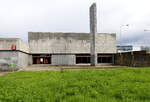 Rätselfoto ? Was mag die Stele am Bahnhof Praha-Holešovice (tschechisch: Nádraží Praha-Holešovice) welcher  im Jahr 1985 in Betrieb genommen wurde , wohl bedeuten ???
Der gesamte Bahnhof strahlt  sozialistische Betontristess   aus.