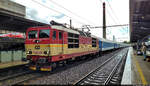 371 005-0  Pepin  erreicht bei strömendem Regen und mit einer Viertelstunde Verspätung den Bahnhof Praha-Holešovice (CZ) auf Bahnsteig 2.

🧰 ČD
🚝 R 685  Labe  Děčín hl.n. (CZ)–Praha hl.n. (CZ)
🕓 9.9.2022 | 15:16 Uhr