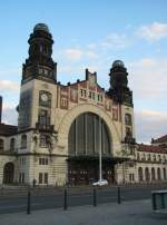 8.4.2012 19:07 Fassade des alten Haupteingangs des Prager Hauptbahnhofs.