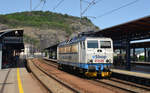 362 081 hat von ihrem Rychlik in Usti n.L. abgesetzt und fährt nun auf die Warteposition um den nächsten Rychlik nach Cheb zu übernehmen. Fotografiert am 14.06.19.