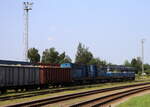 Auch in Tschechien eher selten, dass ein Güterzug mit 4 Diesellokomotiven bespannt ist.
Hier ein langer Holzzug bei der Ausfahrt aus Turnov. 24.07.2021 12:36 Uhr.