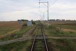 Haltestelle Vsechlapy, aufgenommen am 25.August 2018 durch das Stirntürfenster des letzten Wagen des Os 28406.