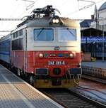 Der Schnellzug Rožmberk, aus Brno kommend, über Jihlava  und Veselí nad Lužnicí ist in 
České Budějovice eingelaufen, 242 281-4 setzt sich an dier Spitze und   wird den Zug bis
Plzeň , der wahren Bierhauptstadt Tschechiens (?) führen.01.11.2024  16:18 Uhr.