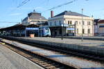 Blick �ber die Bahnsteige zum Bahnhofsgeb�ude in Česk� Budějovice, am 25.07.2026.