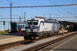 Am Abend des 25.07.2026 wartete die ČD 384 037-8 auf den Wagenpark des R 704 'Vltava', den sie dann nach Praha hl.n. bespannte.