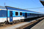 Der CZ-ČD 61 54 84-71 046-7 Bbdgmee��⁶ im R 704 'Vltava' nach Praha hl.n., am 25.07.2026 in Česk� Budějovice.