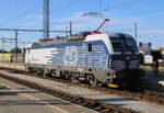 Am Abend des 25.07.2026 wartete die ČD 384 037-8 in Česk� Budějovice auf den Wagenpark des R 704  Vltava , den sie nach Praha hl.n.