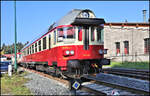 Der Museums Triebwagen M 296.2025 stand am 5.10.2026 um 9.53 Uhr auf dem Nebengleis am Lokschuppen im Bahnhof Korenov.