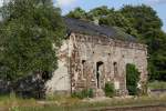 Der ehemalige Gterschuppen des Bahnhofs Krimov an der Strecke Weipert (Vejprty) Komotau (Chomotov) am 10.06.09.