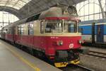 der Museumstriebwagen 854 021 im Bahnhof Praha h.l.n.