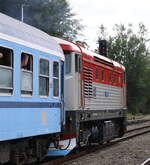 Šumavské léto s párou 2025 na Volarsku Železniční .Trať České Budějovice – Černý Kříž Strecke 194 , Sonderzug  mit Bardotka verläßt  den Bahnhof Volary.19.07.2025 15:18 Uhr.