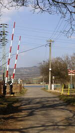 Ein manuell betriebener BÜ in Ustek, Strecke Česká Lípa - Litomerice.