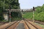 Ausfahr-Lichtsignale, Stellwerk 2 und die 1902 errichtete Fußgängerbrücke über den westlichen Ausfahrbereich des Bahnhof Strelice am 03.August 2019.